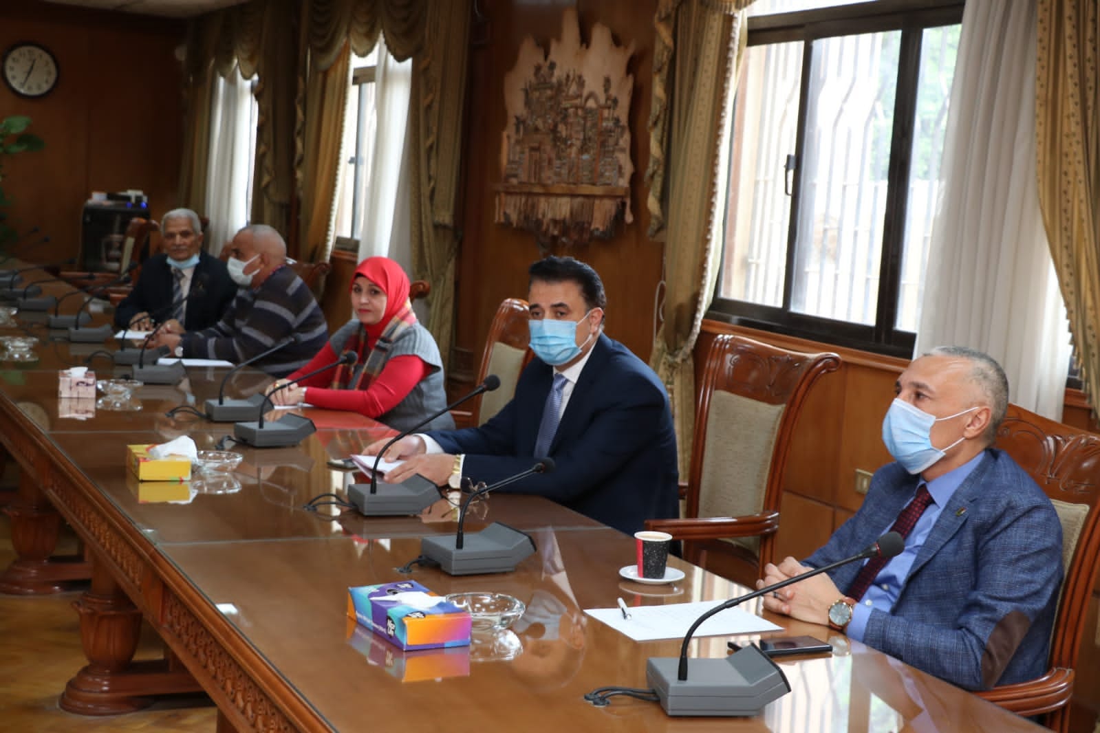 Mubarak meets with the organizing committee to celebrate the 45th anniversary of the university