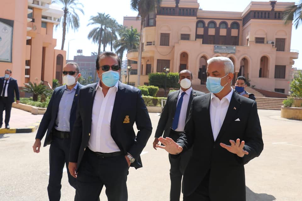 وزير التعليم العالي ورئيس جامعة المنوفية يتفقدان امتحانات كلية التربية