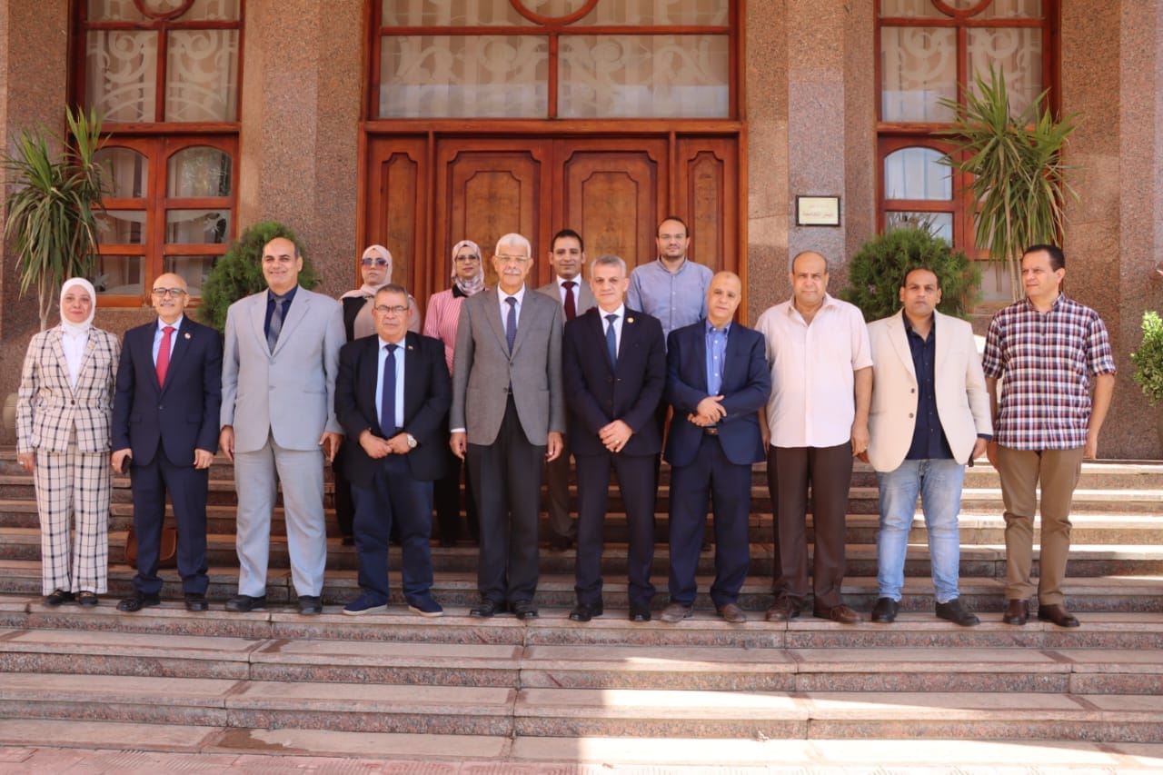 President of Menoufia University congratulates the Board of Directors of the Faculty Members Club and discusses the club