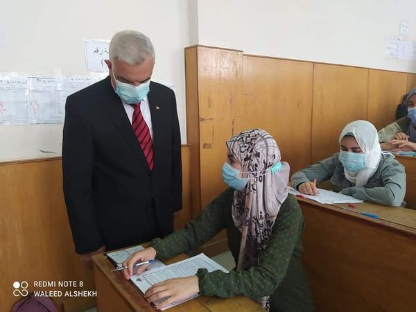 رئيس الجامعة يتفقد اختبارات الفصل الدراسي الثاني بالنوعية للعام الجامعى٢٠٢٠/ ٢٠٢١