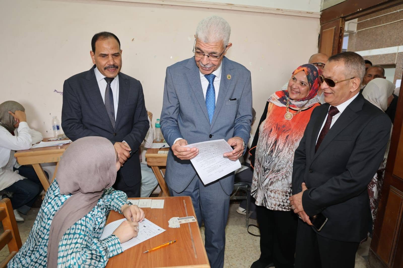 رئيس جامعة المنوفية يتفقد امتحانات الفصل الدراسي الثاني بكلية الاقتصاد المنزلي
