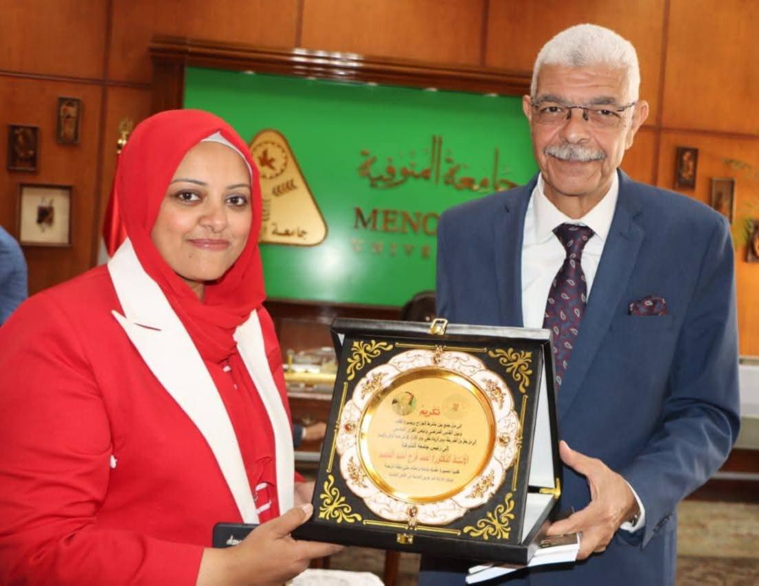 أمانة جائزة عبد الفتاح صبري للقصة القصيرة تكرم رئيس جامعة المنوفية وتقدم الشكر للجامعة  علي رعايتها للموهبين 
