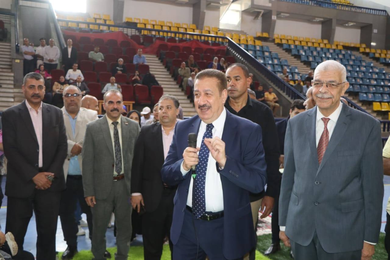 محافظ المنوفية ورئيس جامعة المنوفية يلتقيان 155 حالة من الأسر الأولى بالرعاية وذوى الهمم ويسلمان مساعدات مالية وعينية بقيمة تقارب " مليون وربع "