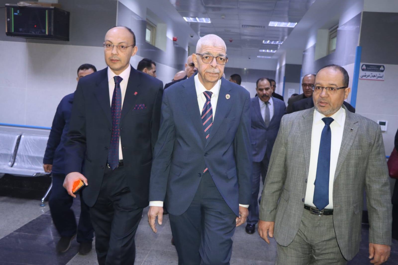 رئيس جامعة المنوفية يتفقد العيادات الخارجية بالمستشفيات الجامعية ويؤكد : تطوير الخدمة الطبية وتيسير الإجراءات أولوية