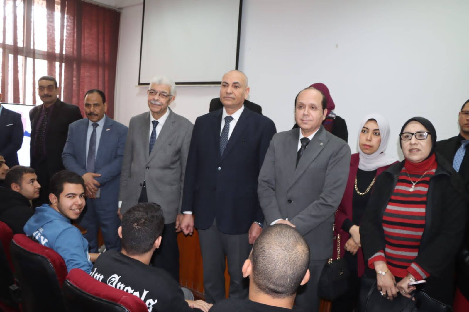 رئيس جامعة المنوفية يشهد ختام فعاليات دورة مهارات البيع الاحترافية وبناء العلامة الشخصية لطلاب وخريجي الجامعة