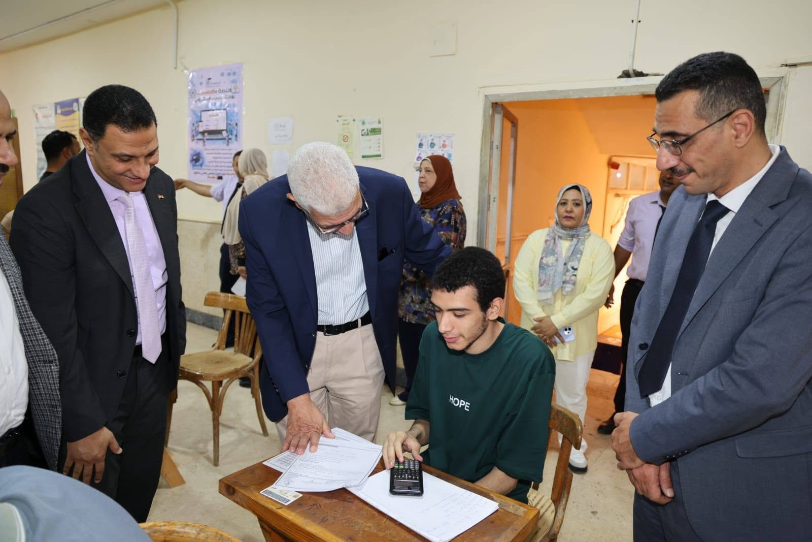 رئيس جامعة المنوفية يتفقد لجان امتحانات الفصل الدراسي الثاني بكلية العلوم