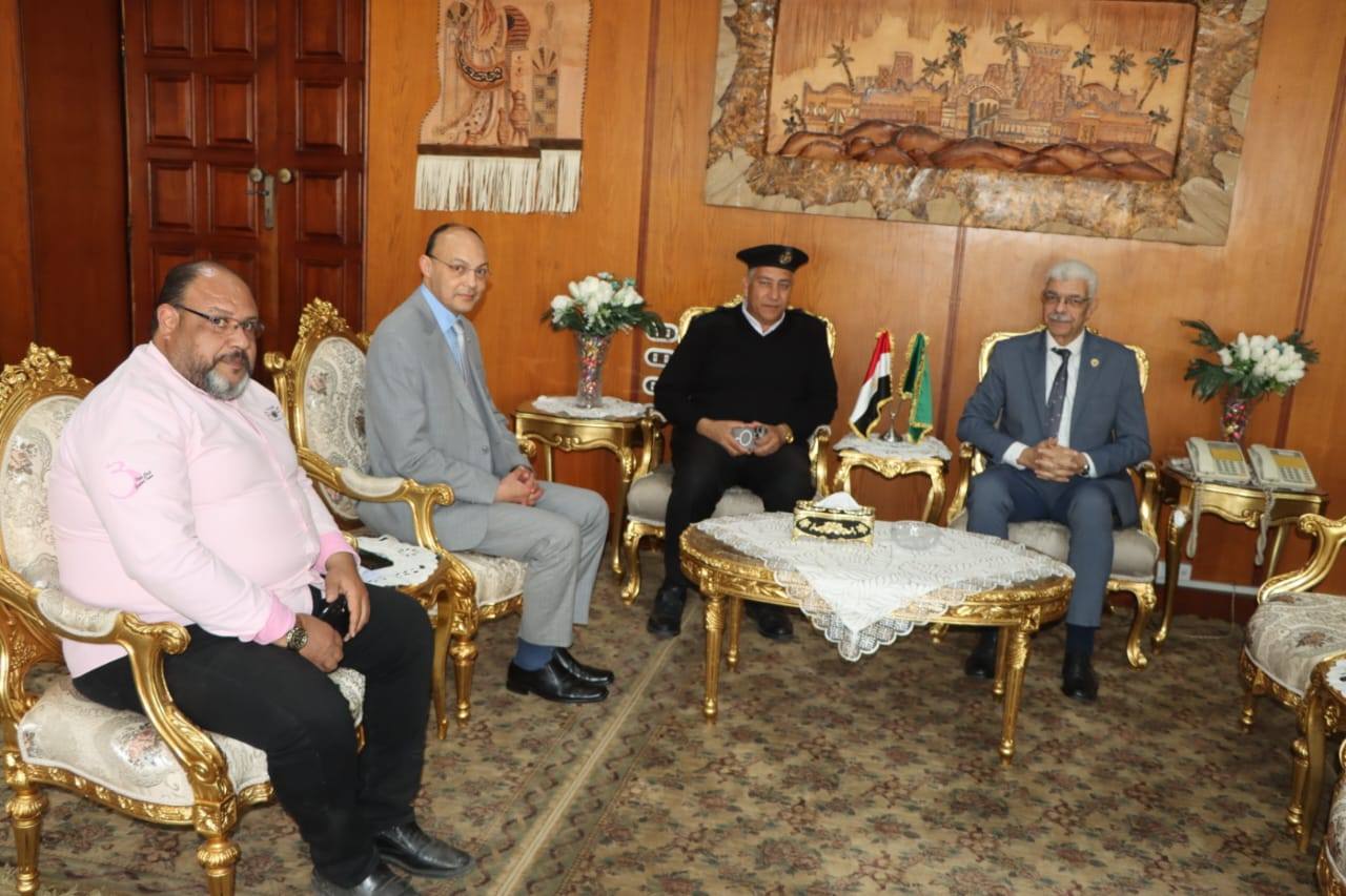 رئيس جامعة المنوفية يلتقى نائب مدير أمن المنوفية لتوفير غرف مؤمّنة بالمستشفيات الجامعية لنزلاء قطاع الحماية المجتمعية 