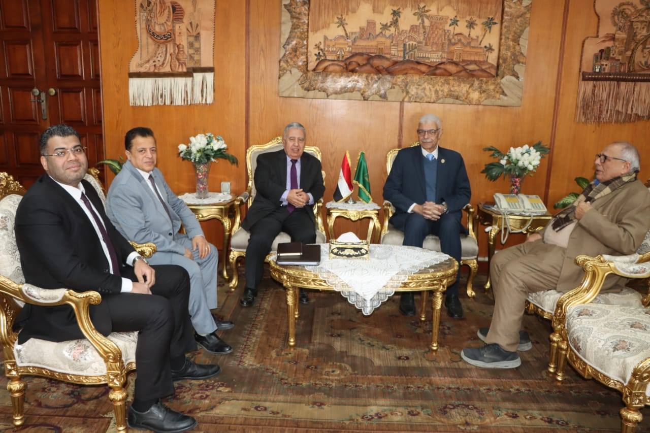 رئيس جامعة المنوفية يستقبل وفد المعهد العالي للدراسات التعاونية والإدارية لبحث أوجه التعاون المشترك