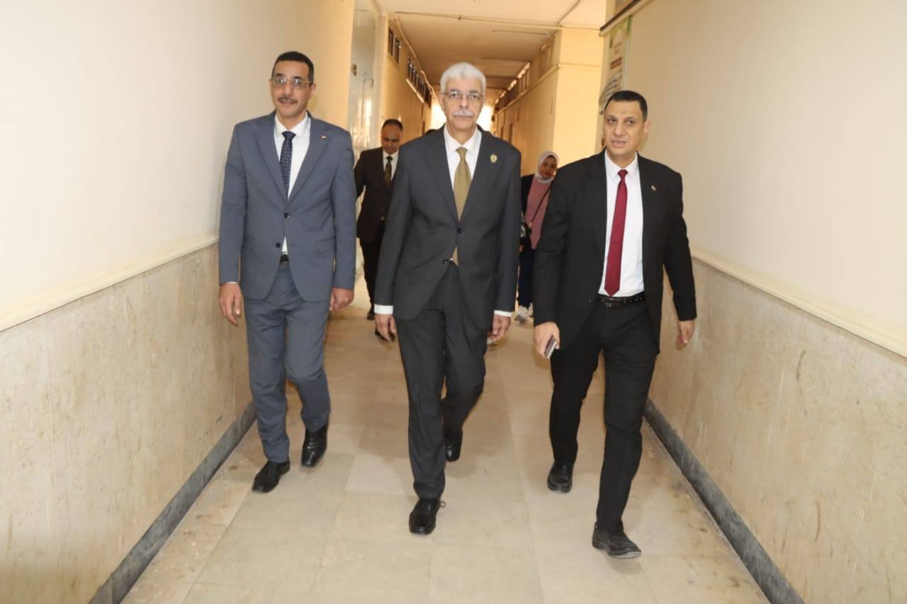 رئيس جامعة المنوفية يتابع امتحانات الفصل الدراسي الأول بكلية العلوم
