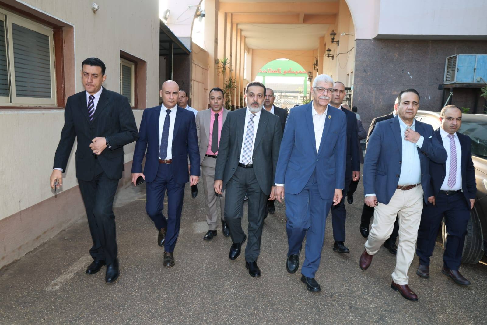 رئيس جامعة المنوفية يتفقد معهد الكبد القومي ويهنئ الأطقم الطبية والعاملين بعيد الأضحى المبارك