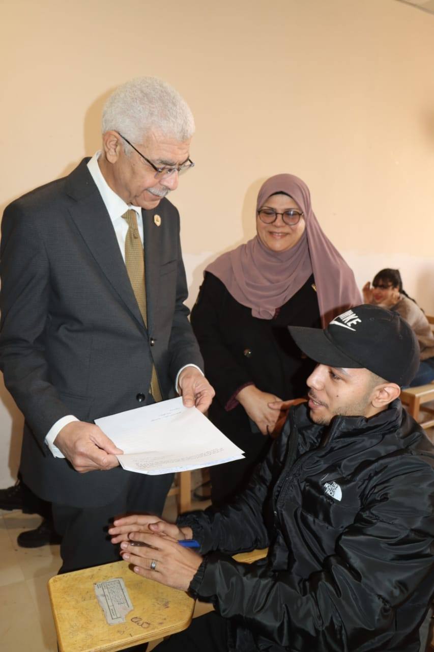 رئيس جامعة المنوفية يتابع امتحانات كلية الإعلام ويؤكد على تهيئة بيئة امتحانية منضبطة وآمنة للطلاب