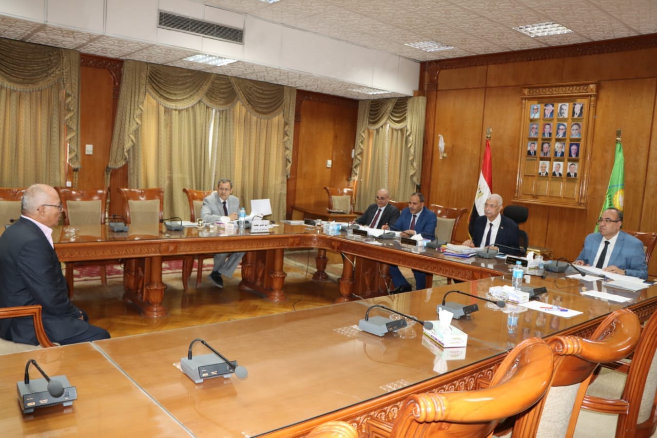 رئيس جامعة المنوفية يراس لجنة مقابلات المتقدمين لشغل وظيفة مدير إدارة بكليات وإدارات الجامعة 