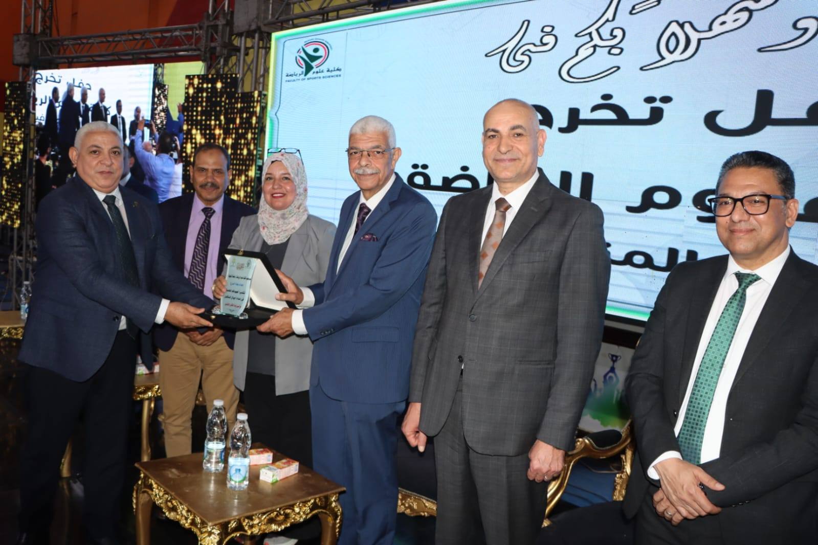 رئيس جامعة المنوفية يكرم أساتذة واوائل الدفعة السادسة بكلية علوم الرياضة