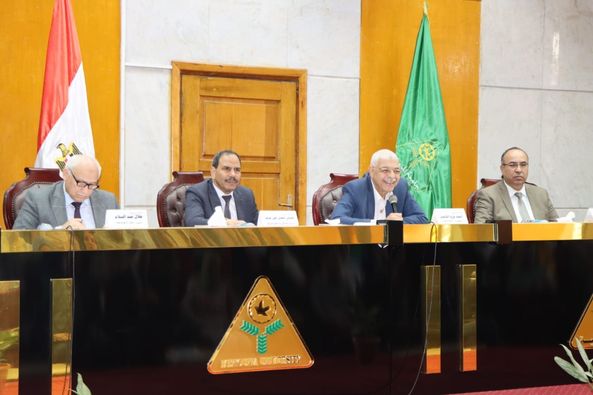 رئيس جامعة المنوفية يعقد إجتماعا بأعضاء الجهاز الإداري بالجامعة 