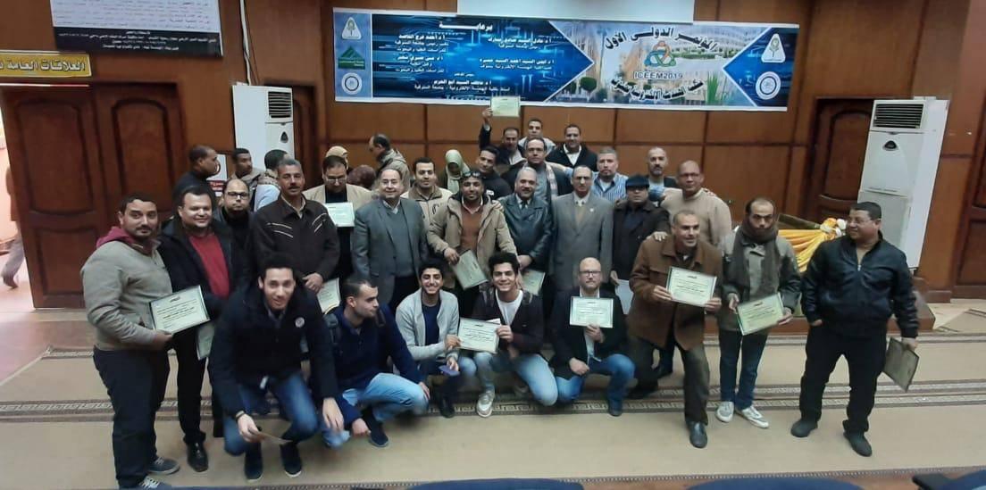 تكريم الإداريين من الهيئة المعاونة المشاركين في المؤتمر الدولي الأول للهندسه الالكترونية