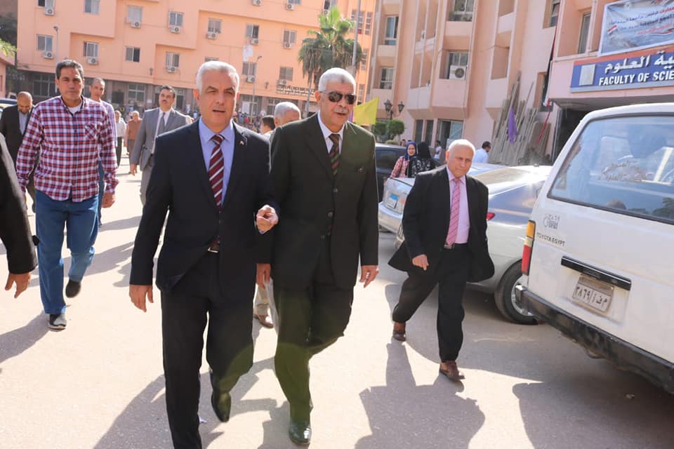 مبارك يتفقد المركز الجامعى للتطوير المهنى