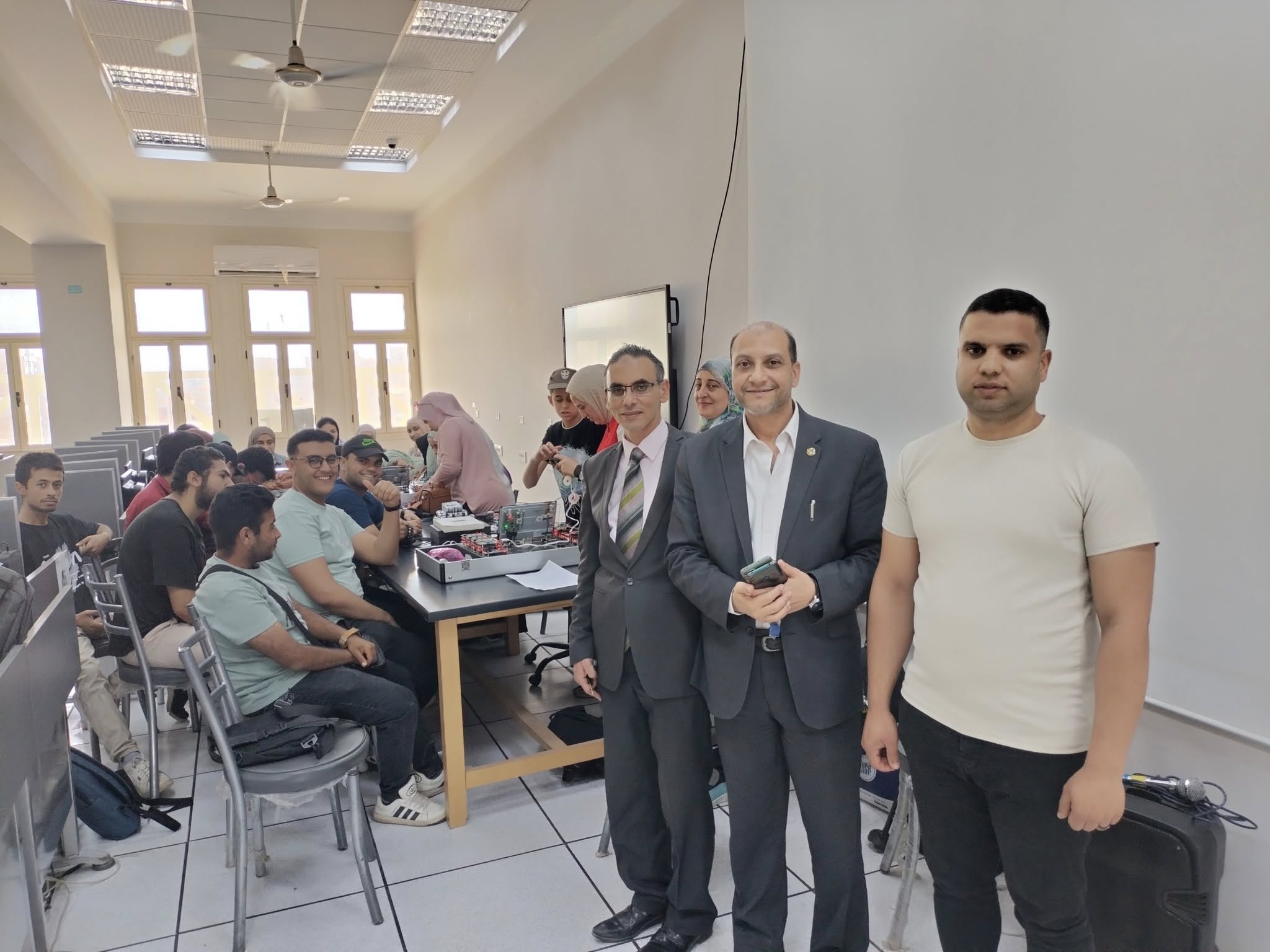 طلاب جامعة المنوفية يتعرفون على تطبيقات الذكاء الاصطناعي في المجال الطبي والروبوتات