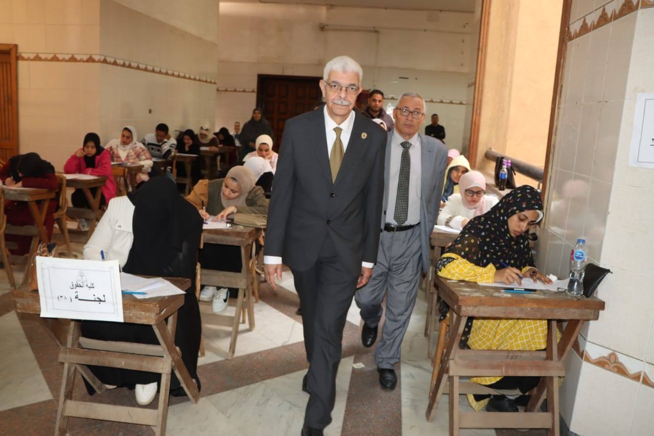 رئيس جامعة المنوفية يتفقد امتحانات كلية الحقوق ويؤكد: انتظام اللجان وتوفير المناخ الملائم للطلاب أولوية قصوى