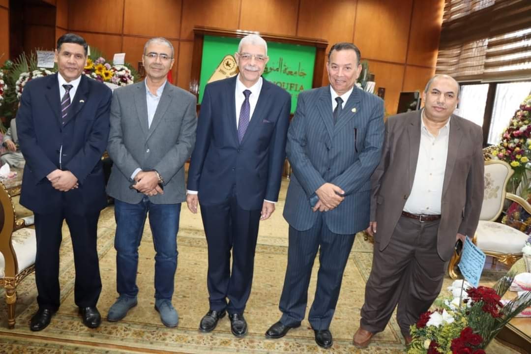 استمرار المهنئين من منسوبي كلية الطب و المستشفيات الجامعية في تقديم التهنئة للدكتور أحمد القاصد رئيس جامعة المنوفية